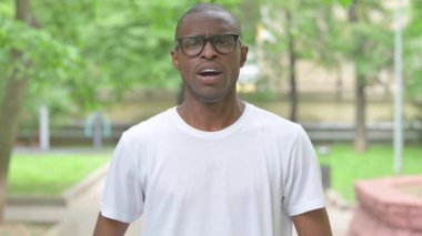 Açık havada şok olmuş ifadesiyle genç bir Afrikalı.