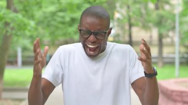 Kızgın Genç Afrikalı Bağırıyor ve Bağırıyor