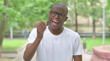 Kızgın Genç Afrikalı Dışarıyı Gösterip Kınıyor