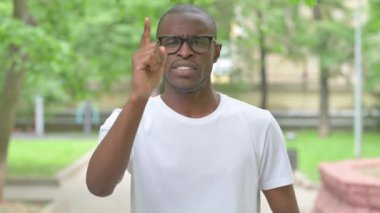 Genç Afrikalı Adam Dışarıdaki İzleyiciyi Gösteriyor