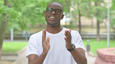 Açık havada alkışlayan genç Afrikalı adamı takdir ediyorum.