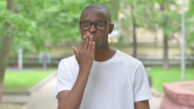 Genç Afrikalı Bir Öpücük Esiyor