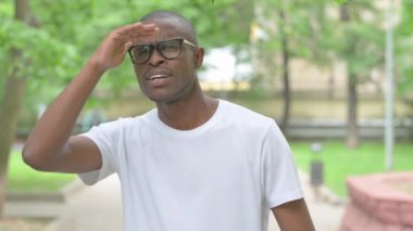 Aranıyor Genç Afrikalı Adam Aşırı Baskı ya da Umutsuzluk Açık Hava