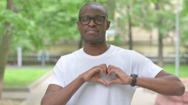 Genç Afrikalı Adam Açık havada Kalp Hareketi Yapıyor