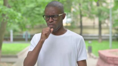 Dışarıda Öksüren Hasta Genç Afrikalı Adamın Portresi