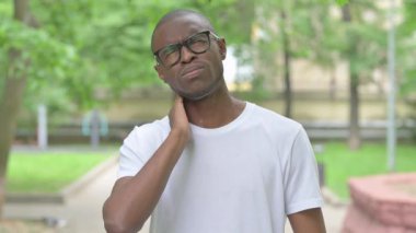 Yorgun ve boynu ağrıyan genç Afrikalı.