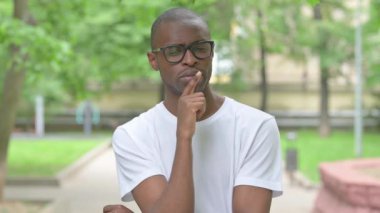 Açık havada Fikri Olan Dalgın Genç Afrikalı Adam