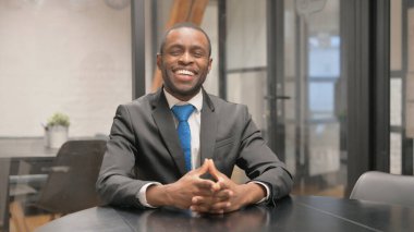 Afrikalı İşadamı Kameraya Gülümsüyor