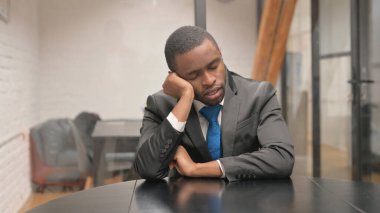 İşte yatıyor yorgun Afrika işadamı