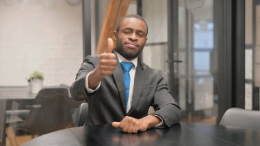 Iş yerinde Afrikalı Işadamı tarafından thumbs up