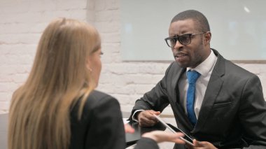 Kızgın Afrikalı İş Adamının İş Ortaklarıyla Konuşması