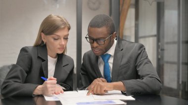 Office belgeleri üzerinde çalışan iş adamları