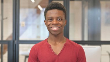 Gülümseyen Genç Afrikalı Adam 'ın Portresi