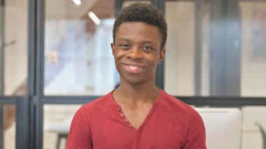 Onaylanırken Kafasını Sallayan Genç Afrikalı Adamın Portresi