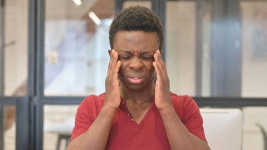 Ofisinde baş ağrısı olan sıradan bir Afrikalı gencin portresi