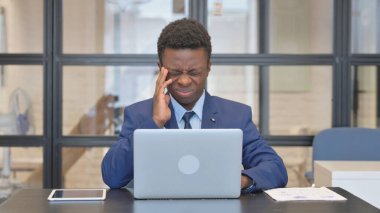 Afrikalı İşadamı Ofiste Baş Ağrısı çekiyor
