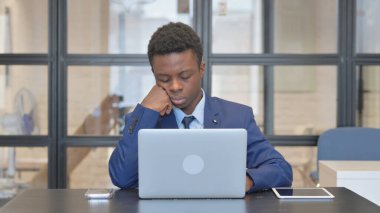 Yorgun Afrikalı İş Adamı Ofiste Uyuyor