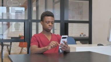 Günlük Afrikalı Adam İş Yeri 'nde İnternet Taraması