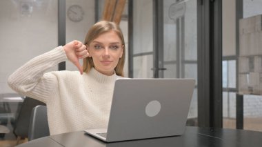 Ofisteki Kameraya Bakan Yaratıcı Genç Kadın 'dan Baş Parmak İndirme