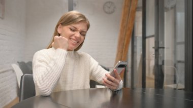 İnternette Kazanan Yaratıcı Genç Kadın Heyecanlı