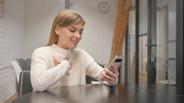 Çalışma Alanında Tablet 'te Video Sohbeti Yapan Yaşlı Yaşlı Kadın