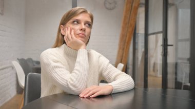 Düşünceli Yaratıcı Genç Kadın Beyin Fırtınası Yeni Fikir İş Başında