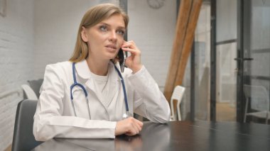 Hastanedeki Genç Kadın Doktor 'dan Telefon Konuşması