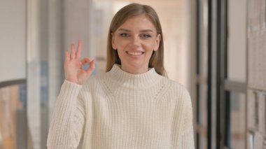 İyi Hareketli Genç Kadın Portresi Kameraya Bakıyor