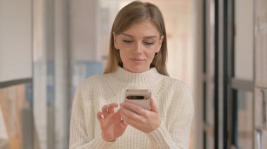 Telefon kullanan genç kadın portresi