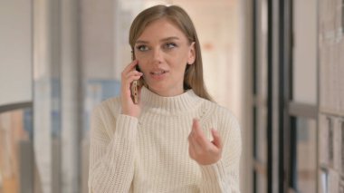 Telefonda Konuşan Genç Kadın Portresi