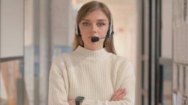 Ciddi Kadın Müşteri Hizmetleri Temsilcisinin Portresi