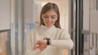 Akıllı Saat kullanan Genç Kadın Portresi