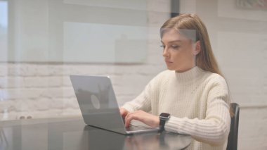 Çalışma Alanındaki Dizüstü bilgisayarda Kadın Çalışan Yazıyor