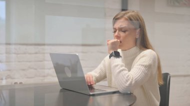 Hasta Kadın Çalışan Çalışma Alanında Öksürük