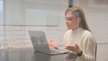 Kadın Çalışan Dizüstü bilgisayarla Video Sohbeti Yapıyor