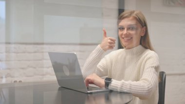 Ofisteki Kameraya Bakan Kadın Çalışandan Başparmaklar Yukarı