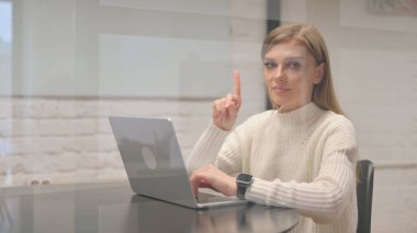 Memnuniyetsiz Bayan Çalışan Ofisteki Kameraya Bakarken İnkâr Ediyor