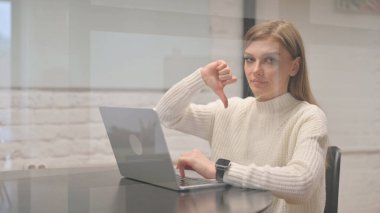 Ofisteki Kameraya Bakan Kadın Çalışandan Başparmaklar Aşağı