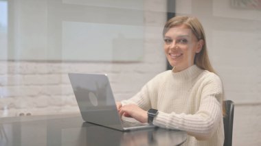 Heyecanlı Kadın Çalışan Çalışma Alanındaki Kameraya Gülümseyen