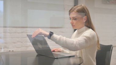 Dişi Çalışan Dizüstü bilgisayar açıldıktan sonra Çalışma Alanına Gelen