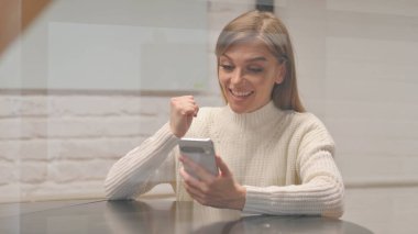 İnternette Kazanmak İçin Heyecanlı Genç Kadın Telefonda