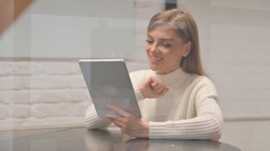 Çalışma Alanında Tablet 'te Video Sohbeti Yapan Genç Kadın