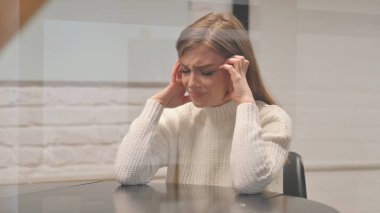 Çalışma Alanında Migrenli Gergin Genç Kadın