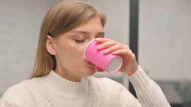 Sıcak Kahve ve Su İçen Kadın 'a yakın çekim