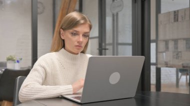 Çalışma Alanında Dizüstü bilgisayarda Yazan Yaratıcı Genç Kadın