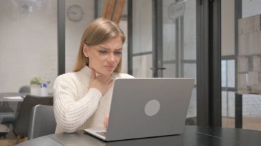 Hasta Yaratıcı Genç Kadın Çalışma Alanında Öksürüyor