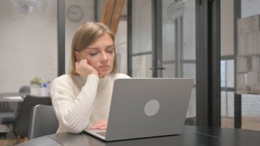 Dizüstü bilgisayarda çalışırken Uyuyan Yaratıcı Genç Kadın