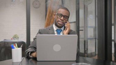 Afrikalı İşadamı Çalışma Alanında Telefonda Konuşuyor