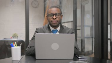 Afrikalı İşadamı Ofisteki Kameraya Ciddi Bakıyor