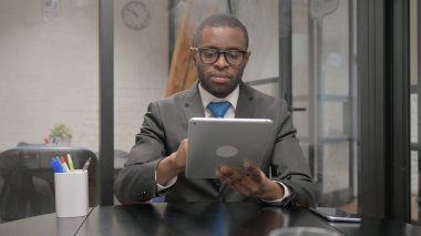 Afrikalı İşadamı Dijital Tablet üzerinde çalışıyor